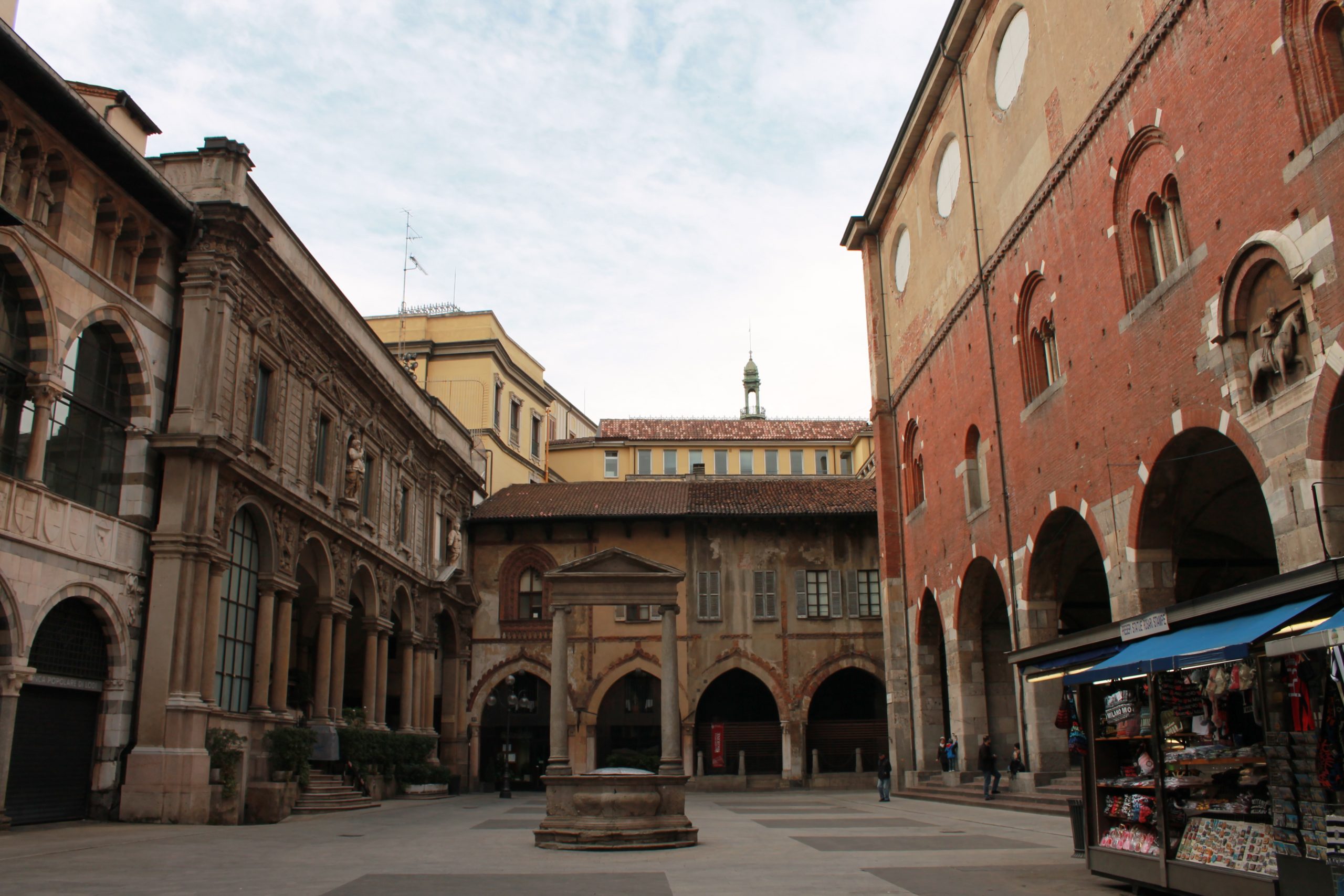 piazza mercanti scaled
