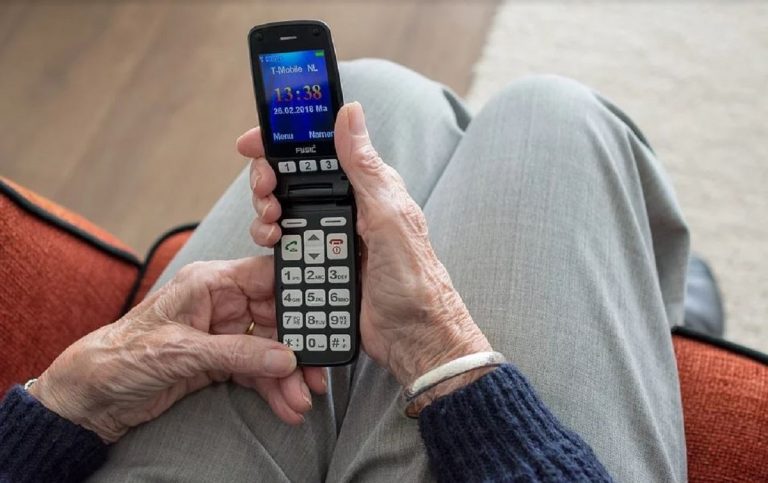 Los 8 mejores teléfonos móviles para mayores