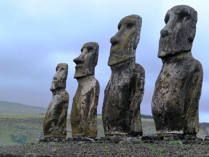 las estatuas moai en las islas de pascua