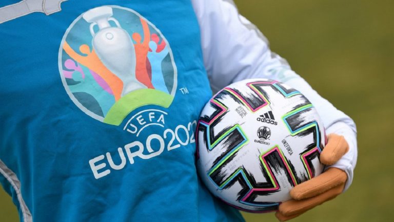 UEFA Eurocopa aplaza