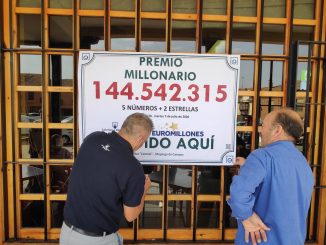 Cartel anunciando que ha tocado el bote de Euromillones en Mayorga (Valladolid)