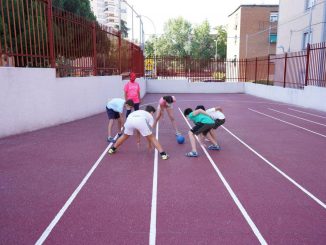 Jugar a vencer al coronavirus es la estrategia didáctica de un campamento madrileño.