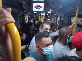 Quedan atrapadas decenas de personas en el Metro de Madrid.