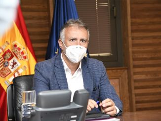 Canarias prohibe fumar e impone la mascarilla.