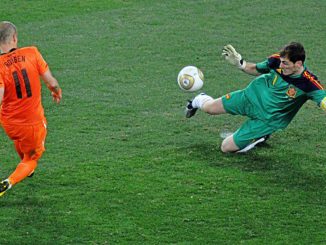 Iker Casillas anuncia su retirada. Una de sus paradas más legendarias, el pie a Robben en la final de Sudáfrica.