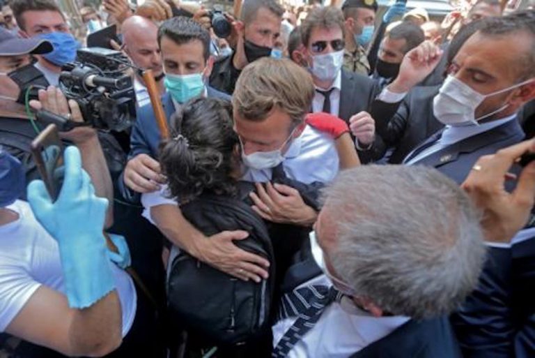 Macron abraza una mujer en Beirut