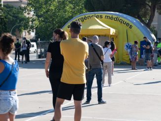 Cola a la entrada de la carpa en Sabadell