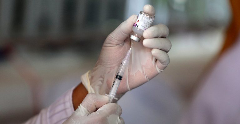 china vacuna a cientos de miles de chinos