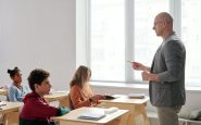 prefesor dando clase en un colegio