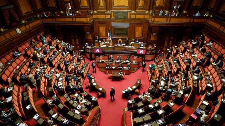 Italia-vota-sí-en-el-referéndum-para-disminuir-los-parlamentarios