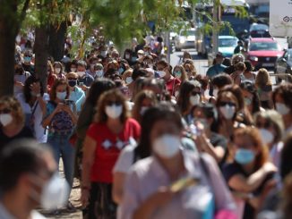 Profesores guardan cola para test PCR.