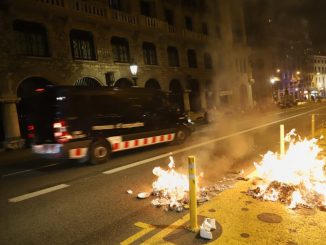 Disturbios con la Policía tras las marchas negacionistas de Barcelona y Burgos.