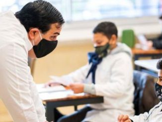 dos alumnos se rehusan a usar mascarillas