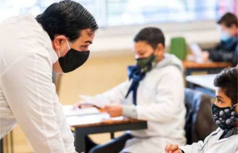 dos alumnos se rehusan a usar mascarillas