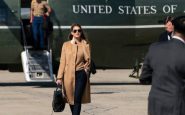 hope hicks bajandose del avion donde viajo con trump