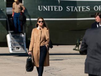 hope hicks bajandose del avion donde viajo con trump