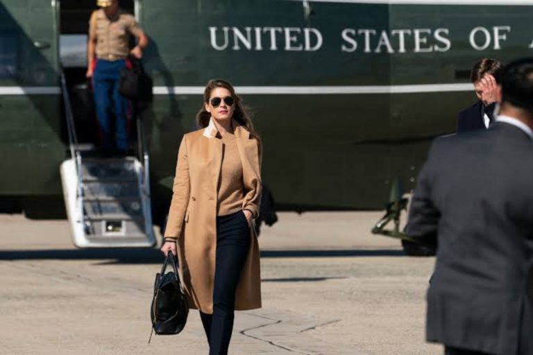 Hope Hicks bajandose del avión donde viajó con Trump