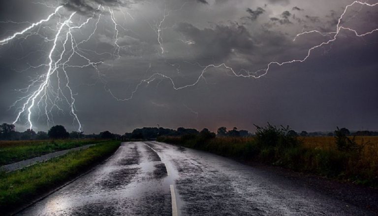 fuertes rachas de lluvia y vientos