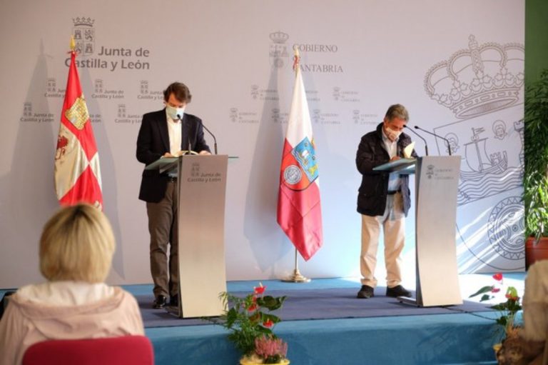 A la derecha, Alfonso Fernández Mañueco