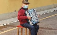 anciano da tierna serenata a su esposa con quien no puede estar por covid19