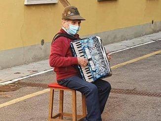 anciano da tierna serenata a su esposa con quien no puede estar por covid19