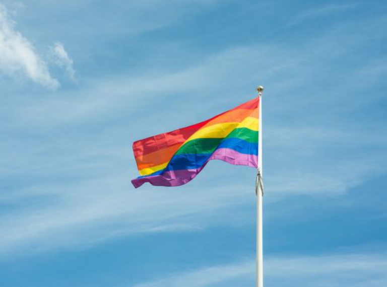 Bruselas lanza estrategia para comunidad LGTBIQ