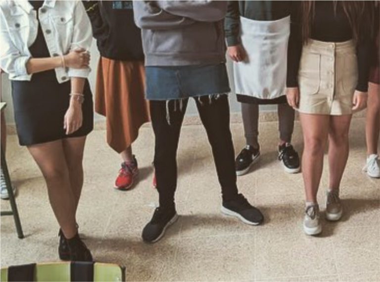Jóvenes llevan falda a los institutos