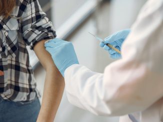 cuatro voluntarios de vacuna pfizer afectados por paralisis de bell