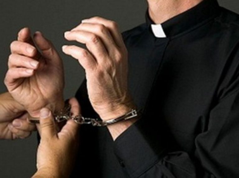 cárcel sacerdote orgía gay