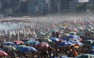 alarmante aglomeracion de personas en playas de brasil