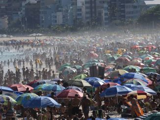 alarmante aglomeracion de personas en playas de brasil