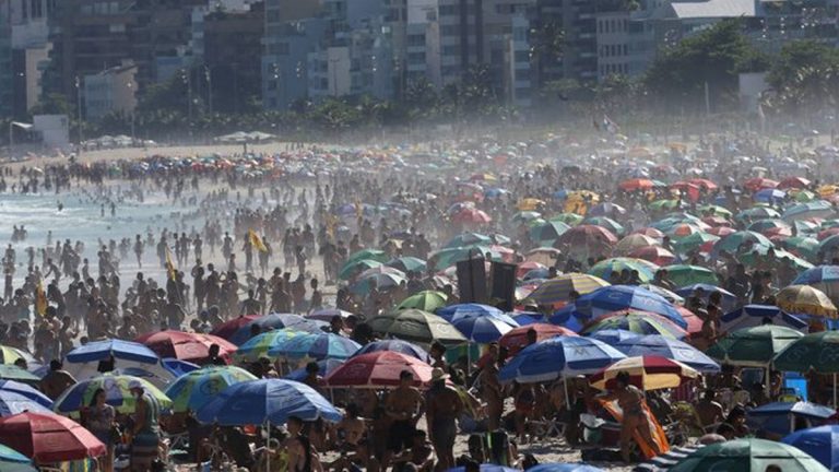 Alarmante aglomeración de personas en playas de Brasil