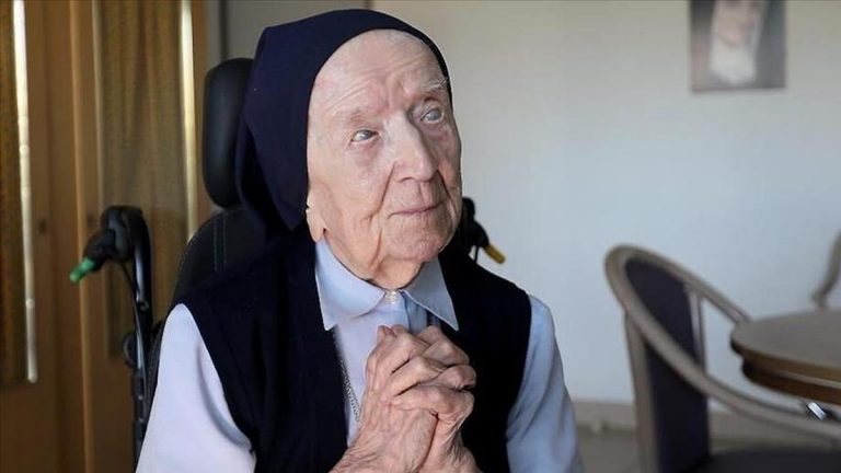 Monja de 117 años se recupera de COVID-19 en Francia