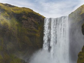 mujer y su amigo mueren por sacar selfie en una cascada