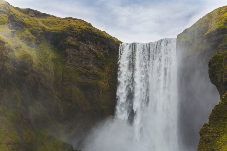 Mujer y su amigo mueren por sacar selfie en una cascada