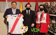 El presidente del Rayo Vallecano recibió a los representantes de VOX para asistir al estadio.