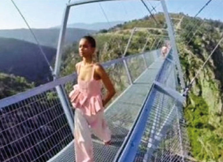 Las modelos desfilan sobre el recientemente inaugurado puente 561 Arouca