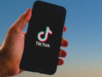 Un móvil con la app Tik Tok instalada