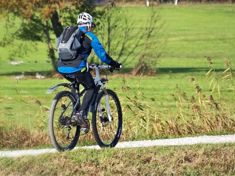 cyclists-1782947_1280