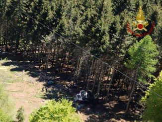 Italia, se derrumba un teleférico