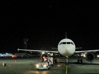 Avión esperando por la noche en el aeropuerto