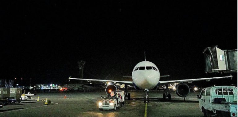 Avión listo para despegar