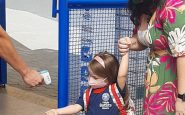 Toma de temperatura a una niña a la entrada de un colegio