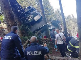 Se investigan las causas de la caída de un teleférico al norte de Italia