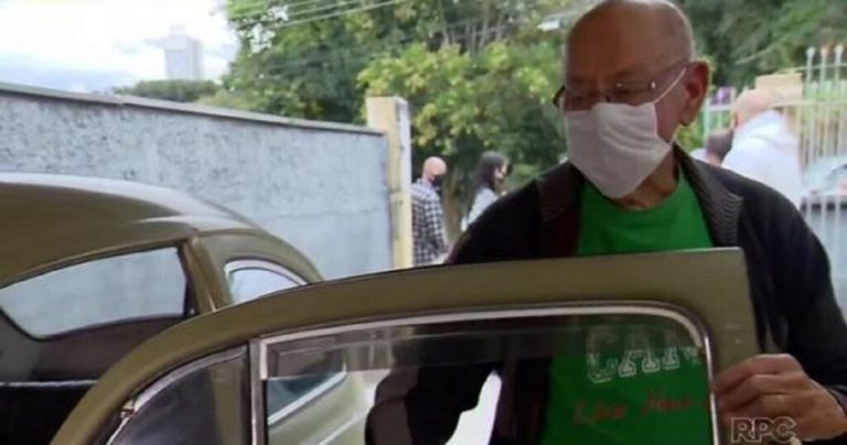 Docente vende auto por necesidad