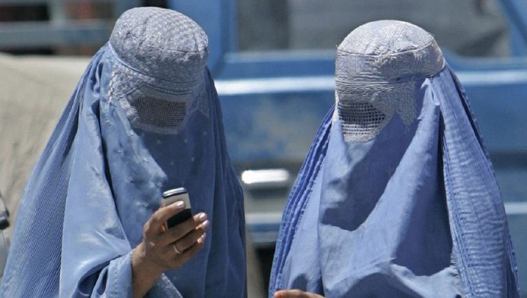 mujer afgana latigazos
