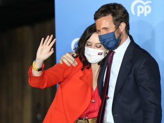 La pulsera que Ayuso lució en su celebración de la victoria en las elecciones de Madrid.