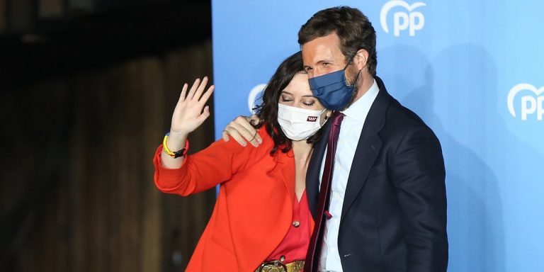 Ayuso junto a Pablo Casado en la celebración de su victoria en las elecciones