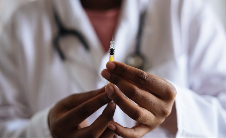 Reino Unido ofrecerá vacuna alternativa a AstraZeneca a menores de 40