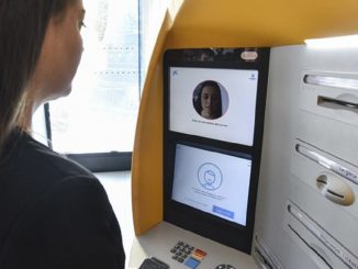 Mujer usando un cajero de CaixaBank